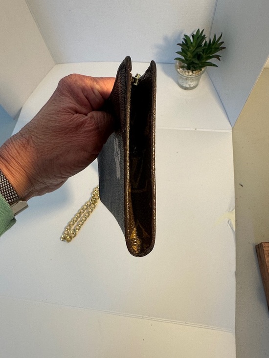 Louis Vuitton Monogram Clutch
Interior removed due to peeling and stickiness - Picture 3 of 7